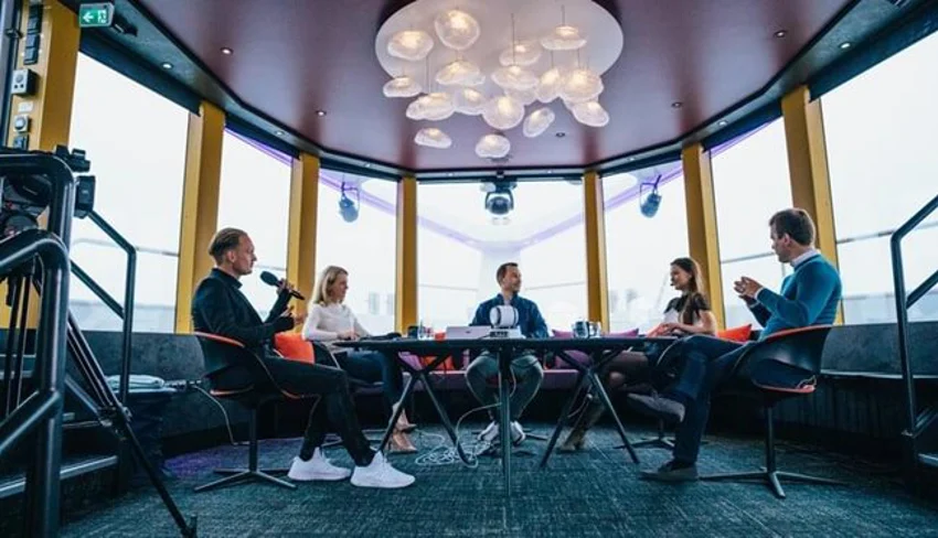 Talkrunde "The NextGen Update": Christopher Peterka befragt Sophia, Daniel, Caroline und Sebastian rund um das Thema NextGen Initiative von Merck Finck (v.l.n.r.).